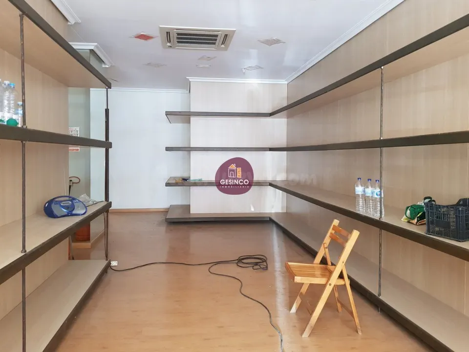 LOCAL COMERCIAL CON GRANDES ESCAPARATES EN ALQUILER