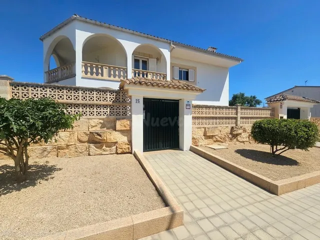 Exceptional Detached Corner Villa with Swimming Pool and Pri