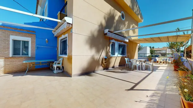 CHALET CON AMPLIA PARCELA JUNTO A LA PLAYA DE LAS HIGUERICAS - foto 2