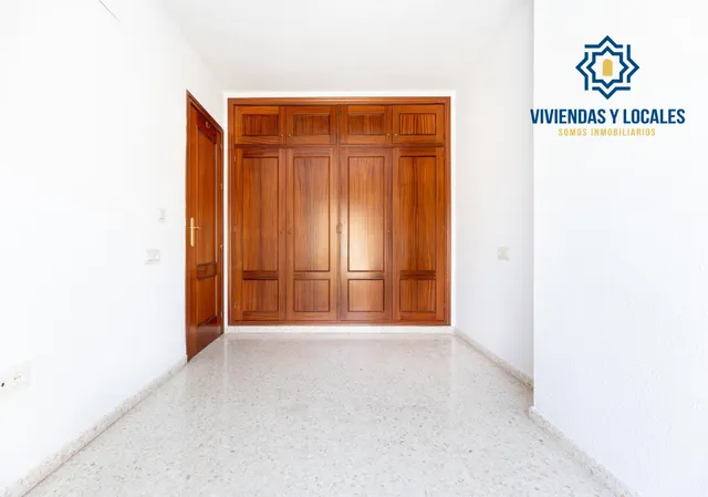 Vive en el corazón de Armilla: 4 dormitorios, patio, terraza y garaje — 10