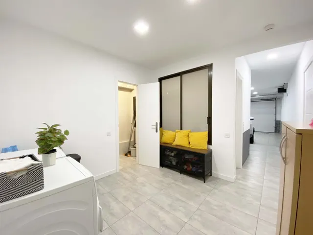 Chalet adosado en venta en Calle de Regàs — 27