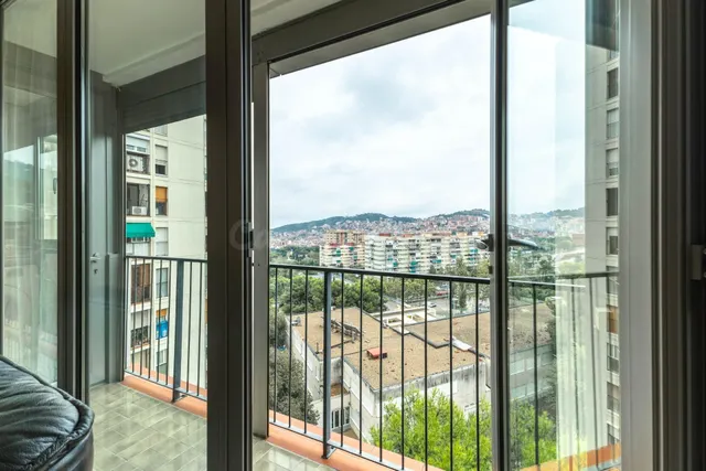 Agencia Inmobiliaria en Barcelona. Piso en venta en Montbau — 2