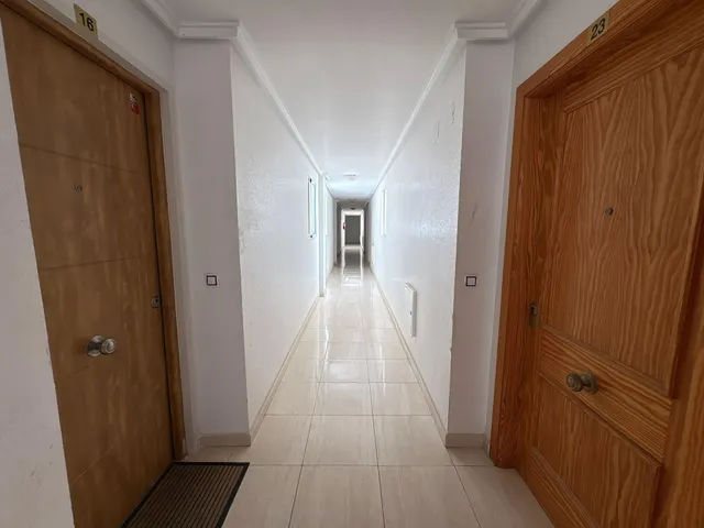 Apartamento céntrico, luminoso, y elegantemente reformado (1.ª planta). Balcón con orientación este, piscina comunitaria y a solo 800 m de Playa del Cura. — 27