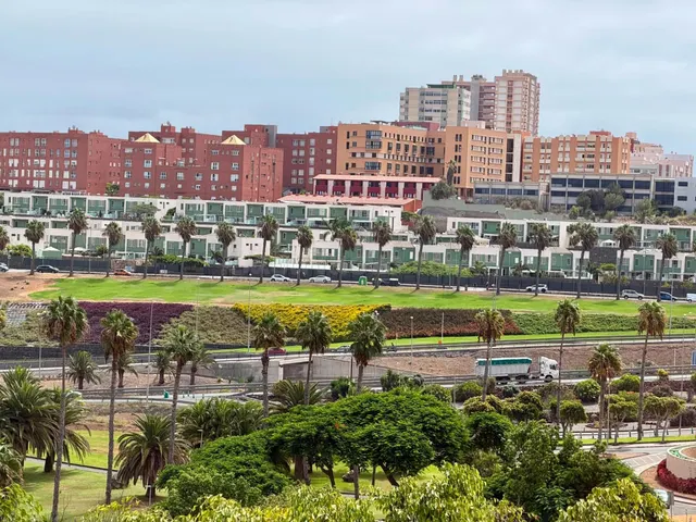 Piso en esquina con terraza junto al Hospital Universitario Dr. Negrín. — 2