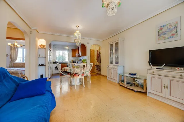 Gran bungalow planta baja en torrevieja: 4 hab, 1 baño — 12