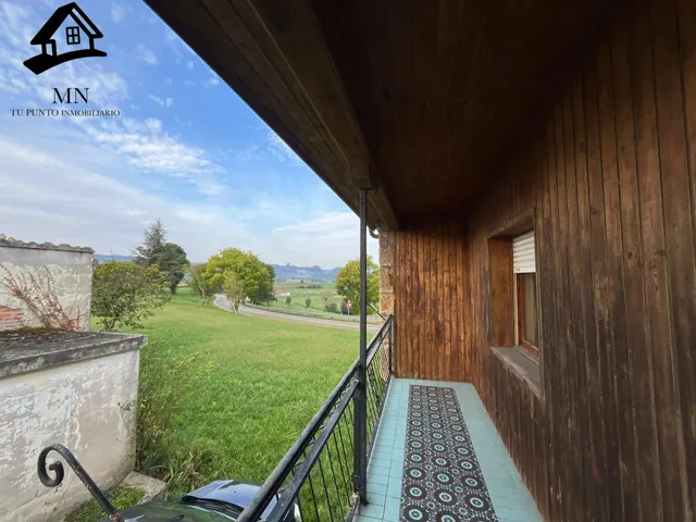 Casona Independiente Tradicional de Piedra con Balconada y Jardín Urbano en Penagos — 11