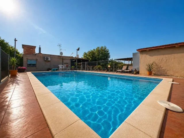 Finca rústica con dos viviendas, piscina y múltiples constru
