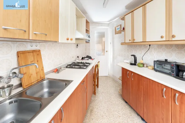 Venta de piso de 4 dormitorios y 2 baños en Granada (Zona Centro) — 10