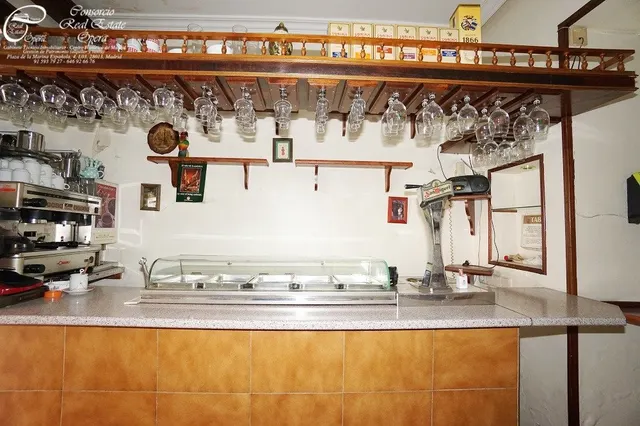 BAR CAFETERIA FRENTE A METRO Y RENFE PIRAMIDES — 32