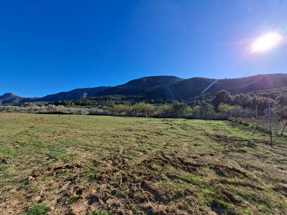 Parcela rústica de 10.400 m2 ubicada en Benigembla