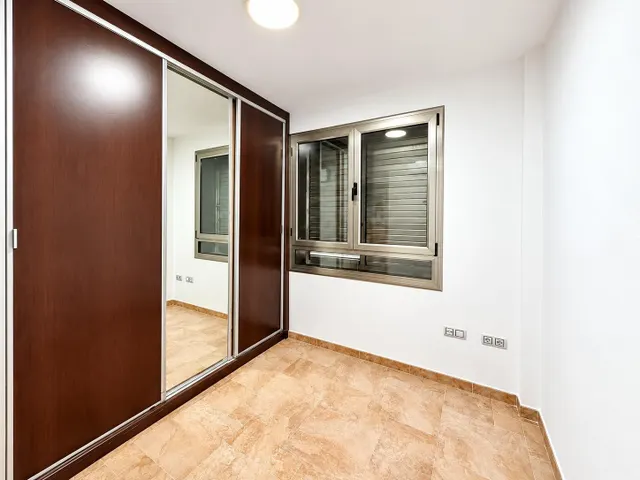 Piso de 2 dormitorios con aire acondicionado a 100 metros de Las Canteras – Zona Puerto — 7