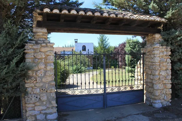 Parcela, con casa y nave