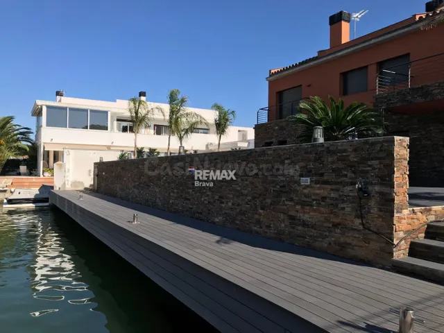 Roses, Santa Margarida | Exclusiva villa canal con 20 metros
