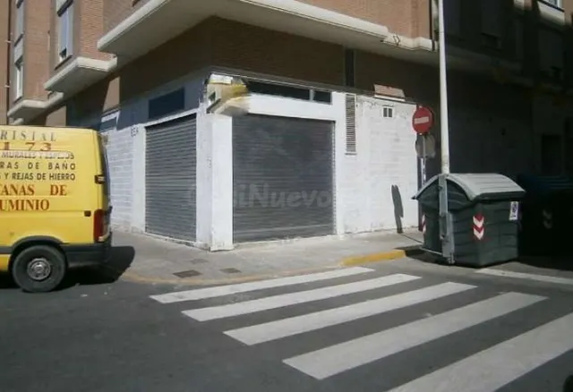 LOCAL A DOS CALLES — 2