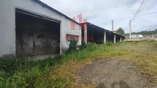 NAVE CON PARCELA DE MÁS DE 1200M2 EN LA ZONA DE MOREIRAS.