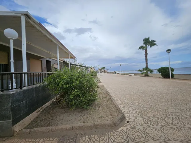 ESPECTACULAR CHALET EN PRIMERA LÍNEA DE PLAYA — 2