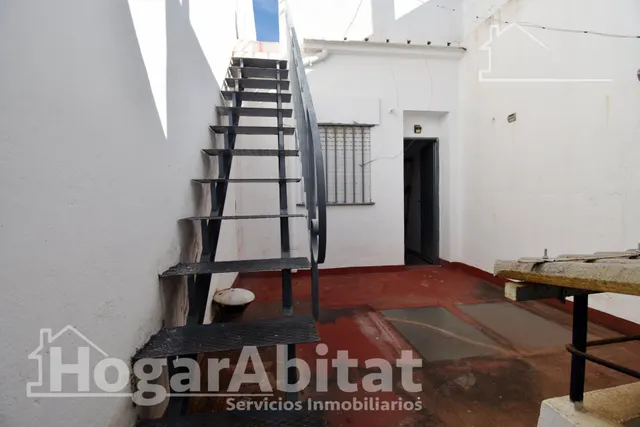 ¡OPORTUNIDAD DE INVERSIÓN! CASA CON BALCÓN Y PATIO EN EL CENTRO — 23