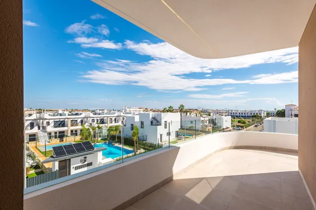 Apartamento de 3 dormitorios en Punta Prima - foto 2