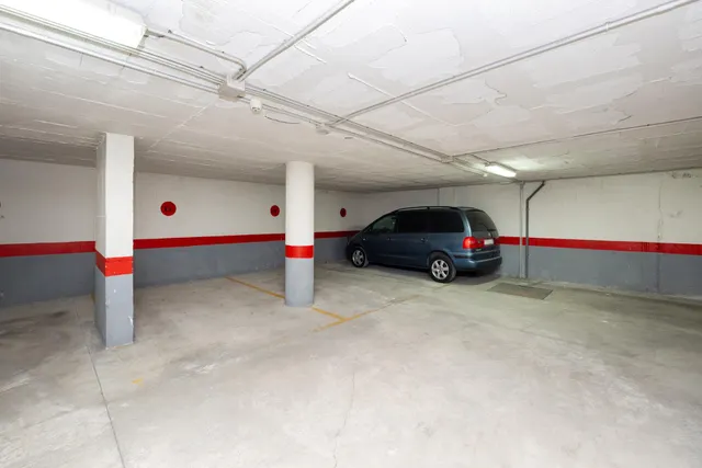 Plaza de garaje en edificio Calle Ledaña, Granada — 19