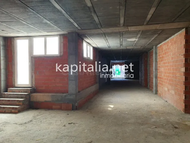 Local comercial con patio a la venta en Ontinyent.