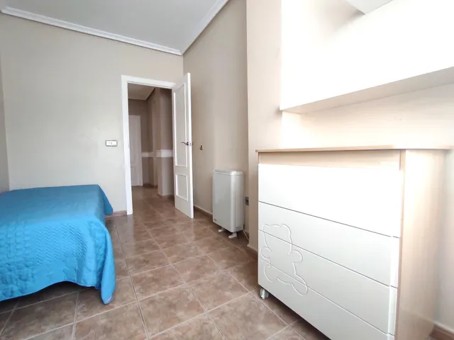 SE VENDE CASA CON AMPLIO PATIO EN PINOSO. — 6