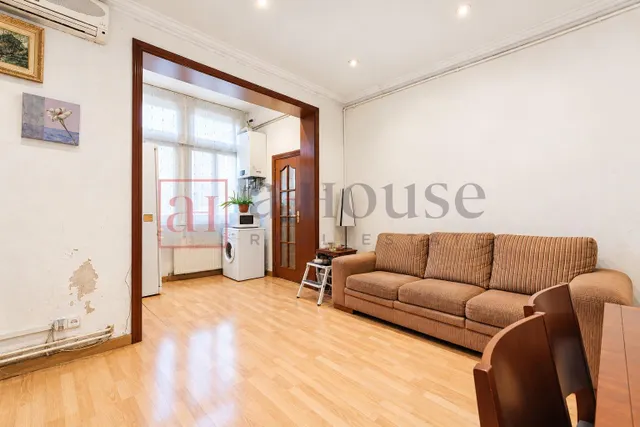 Piso listo para entrar a vivir con balcón y doble orientación en el poblenou — 2