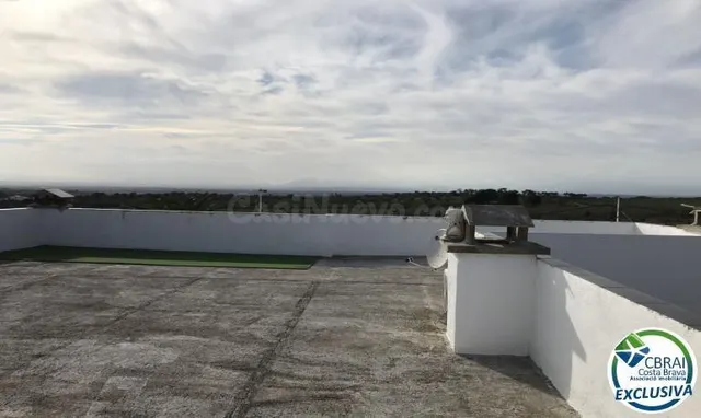 Encantadora Casa Renovada en Urbanización Tranquila de Roses - foto 2