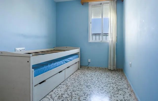 Amplio y Luminoso Piso  2 dormitorios y 1 baño . Junto al Hospital — 15