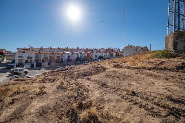 OPORTUNIDAD: SOLAR RESIDENCIAL EN EL CINTURÓN METROPOLITANO DE GRANADA, EN OTURA — 23