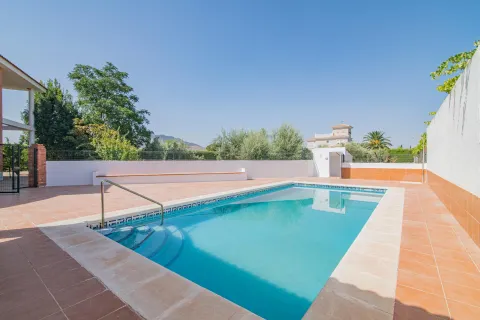 ¡Oportunidad Única! Se Vende Magnífica Casa en Esquina con Amplia Parcela