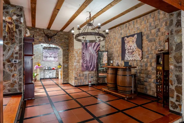 Finca de 20.000 m2 con vivienda principal, apartamento independiente y espacio para toda la familia — 11
