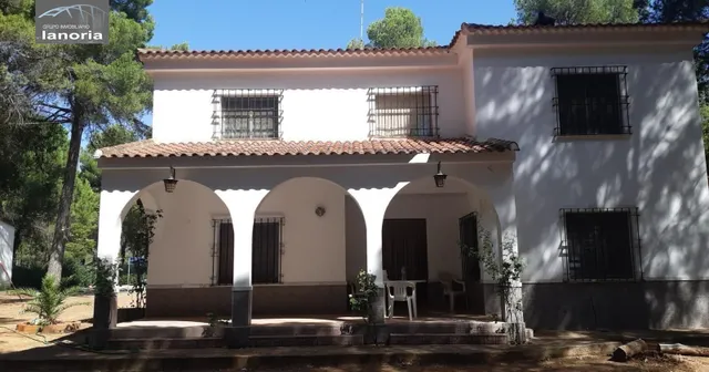 Grupo la Noria Vende Chalet de 7 dormitorios y piscina, zona urbanización los pinares del jucar. — 4