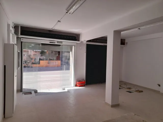 Gran local comercial de 275m2 con patio en la Eixample — 2