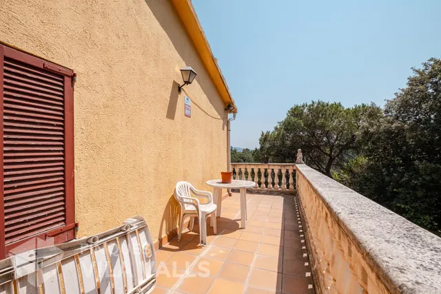 Casa con gran jardín en la naturaleza — 27