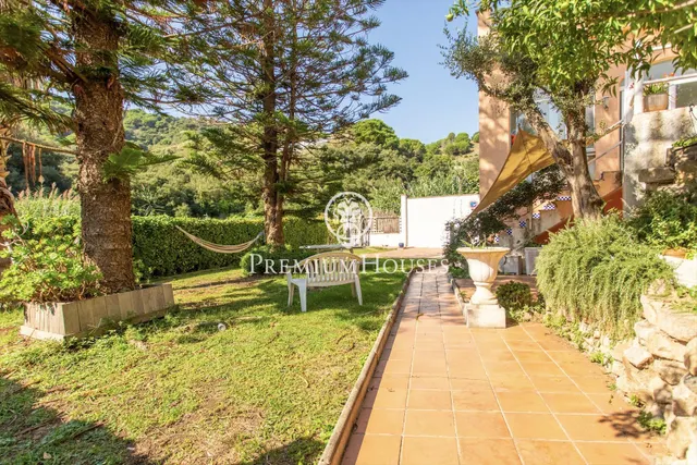 Casa independiente con piscina interior y jardín en venta en Calella — 22