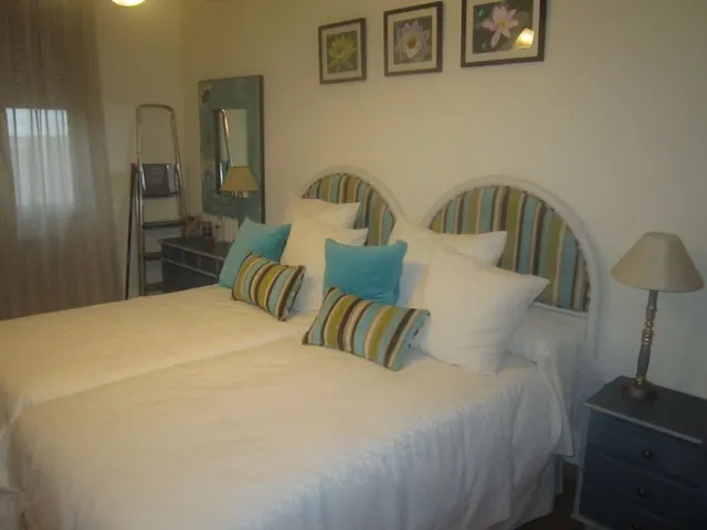SE VENDE CHALET ADOSADO SEMINUEVO, 4 HAB., GARAJE DOBLE ,PATIO. PARA ENTRAR A VIVIR — 12