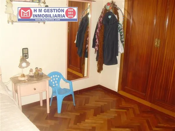 Casa en zona centro de Alcázar a 5 minutos de la Plaza de España, En planta baja.: Garaje para dos coches, 3 habitaciones, servicio, patio cubierto distribuidor, patio exterior de 50 m2 y cuarto de — 11