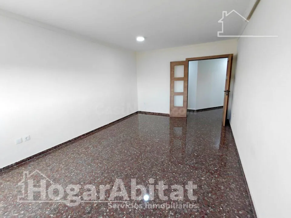 Amplitud y confort a estrenar en este luminoso piso reformado con balcón y ascensor