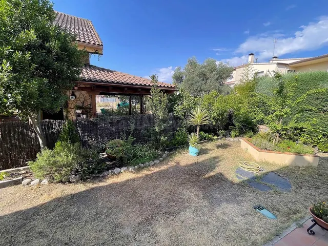 ¡CHICAS ESTUDIANTES! ÚLTIMA HABITACIÓN EN CHALET A COMPARTIR EN VILLANUEVA DE LA CAÑADA (MADRID). — 26