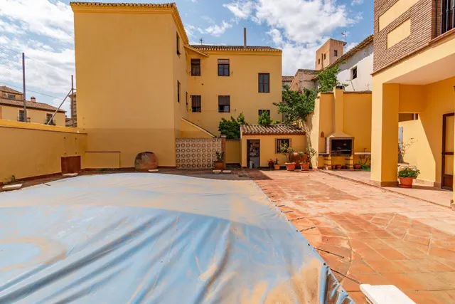 Casa de grandes dimensiones ubicada en la calle Duende, cerca de la Plaza del Conde Luque. — 39