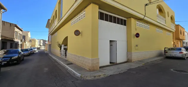 Local comercial en alquiler en Casinos. — 4