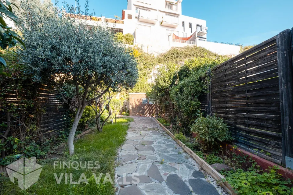 Casa adosada de tres plantas con jardín, terrazas y espacio tipo loft en garaje