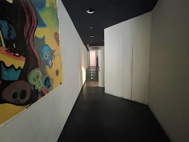 LOCAL COMERCIAL EN VENTA, AVDA. REINA VICTORIA EUGENIA — 12