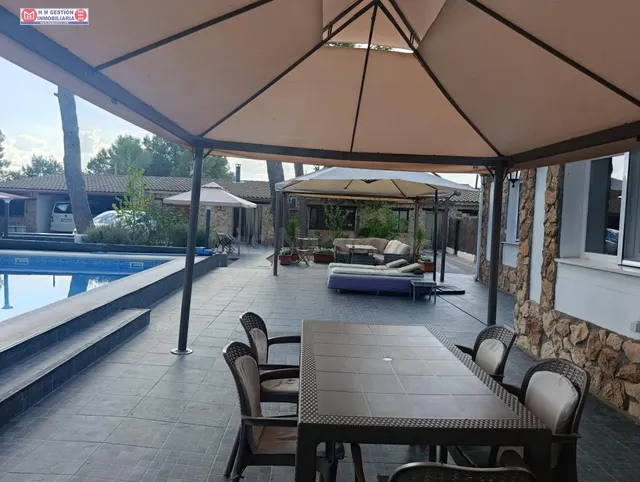 CHALET REFORMADO TOTALMENTE AMUEBLADO CON PISCINA Y PATIO DE - foto 3