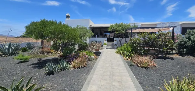 Finca independiente con jardín privado y vistas abiertas en Las Cabreras, Lanzarote. — 44