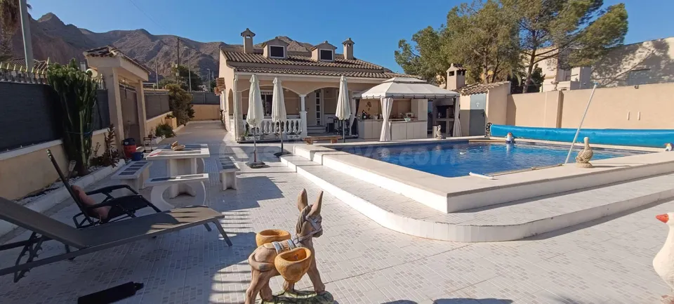 Chalet con parcela y piscina privada