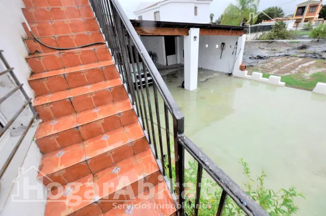 ¡Magnífico chalet! Amplio y lleno de luz, con piscina, terraza, garaje y parcela — 48