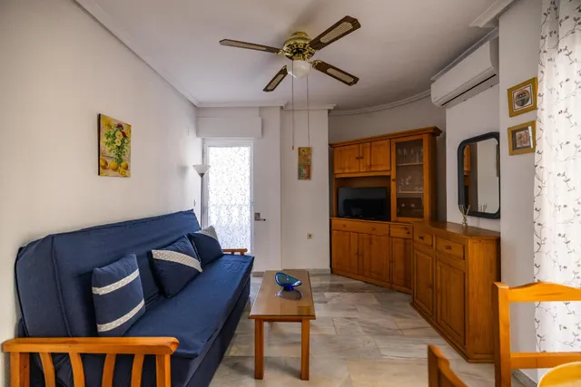Apartamento de 1 dormitorio con dos terrazas en el centro de Torrevieja — 6
