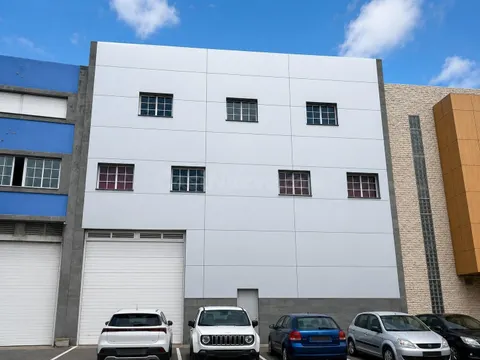 Nave industrial de alto rendimiento con amplias zonas de almacenaje y oficinas