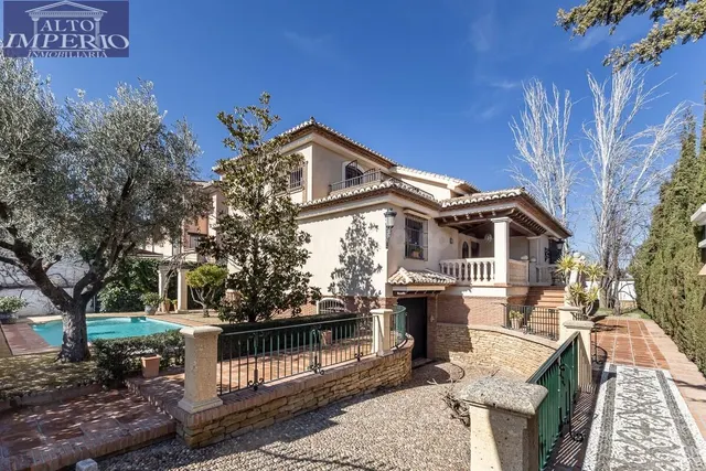INCREÍBLE CHALET INDEPENDIENTE EN ZONA PRIVILEGIADA — 3